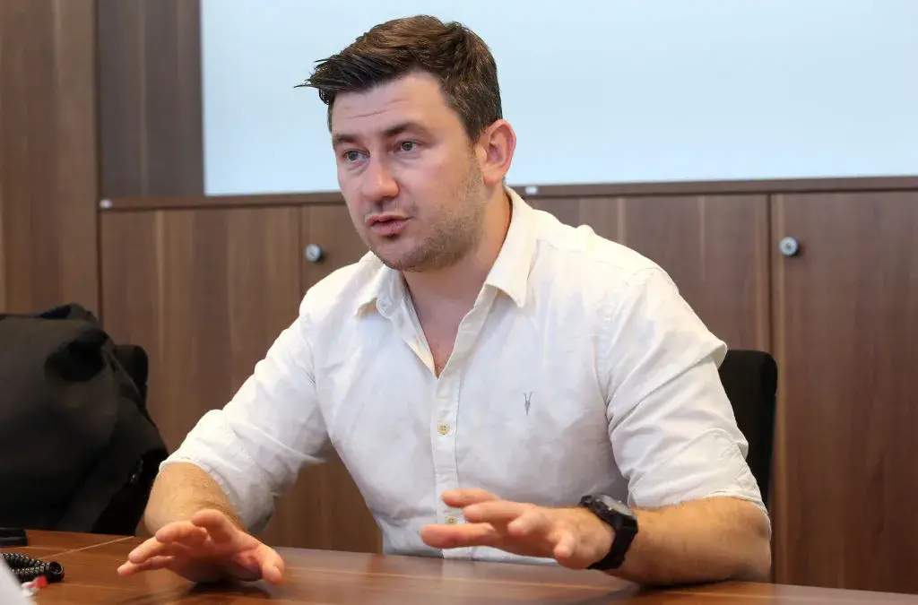 Русия обяви писателя Дмитрий Глуховски и популярен рапър за "чужди агенти"