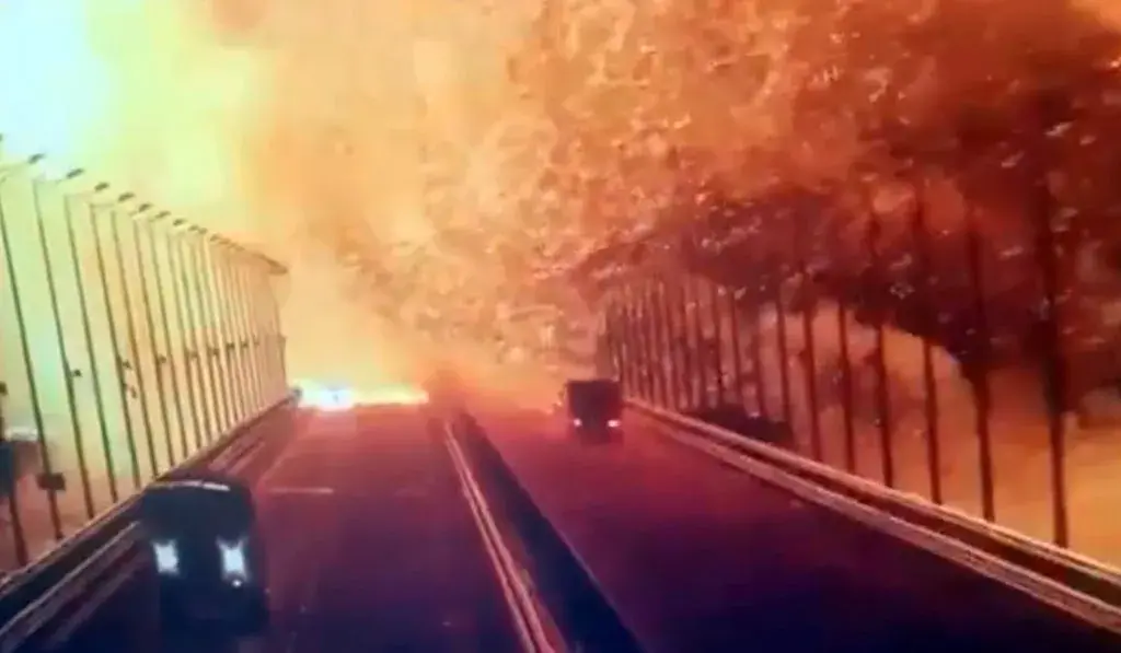 "Крим, мостът, началото": Киев намекна, че е отговорен за взрива на Кримския мост
