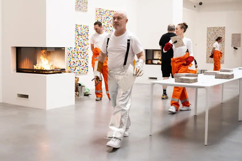 Newport Street Gallery - Деймиън Хърст и работници горят картини