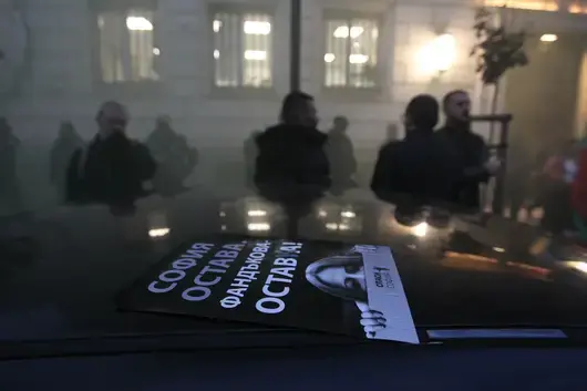"Давате милиони на Вълци и Орлета, а София тъне в боклуци": Протестът пред Столична община в снимки
