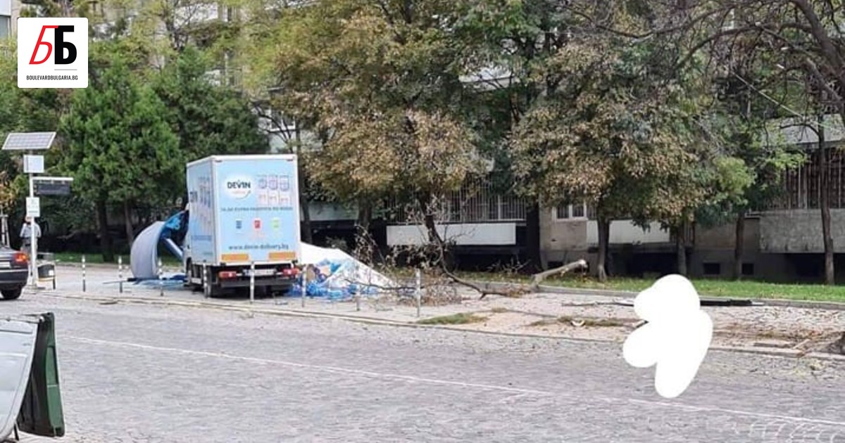 Камион се вряза в спирка на градския транспорт в София