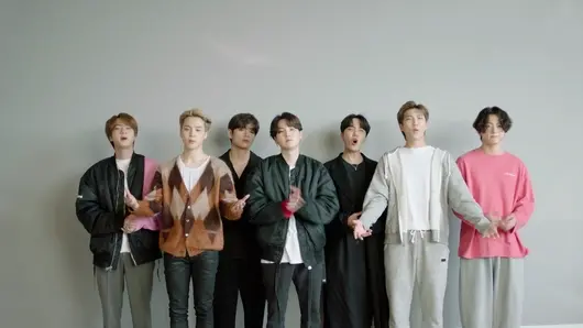 Звездите на корейската поп музика BTS слизат от сцената, за да влязат в казармата