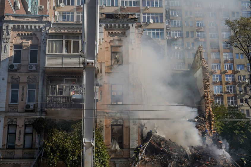Руска ракета удари жилищна сграда в Николаев. Атаки има и по други украински градове.