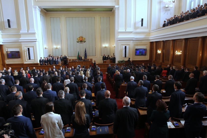 На живо: Вежди Рашидов открива 48-ото Народно събрание, Пеевски е на работа, 240 са в залата