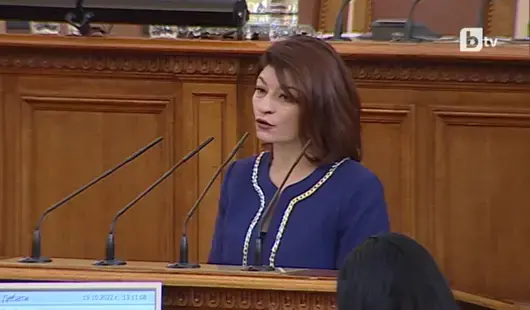 Атанасова се ядоса на ПП и ДБ и ги нарече "временни посетители на държвата"