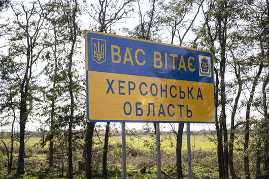 Десетки хиляди цивилни и руски военни се преместват от южната