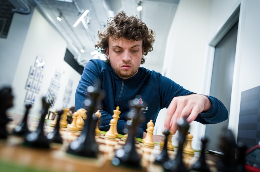 Кой е измамникът? 19-годишният Ханс Нийман съди шампиона в шаха за 100 млн. долара