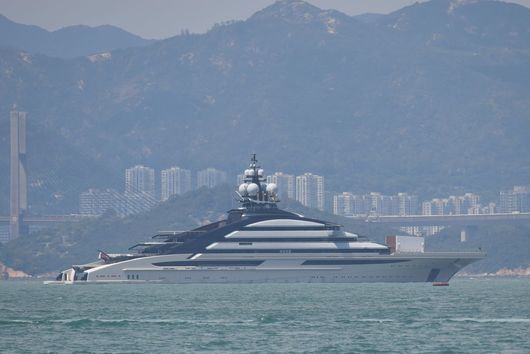 Луксозната яхта собственост на санкционирания руски олигарх Алексей Мордашов напълно