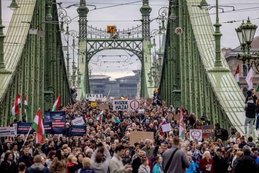 "Орбан махай се!": Хиляди в Будапеща протестират срещу правителството на Орбан