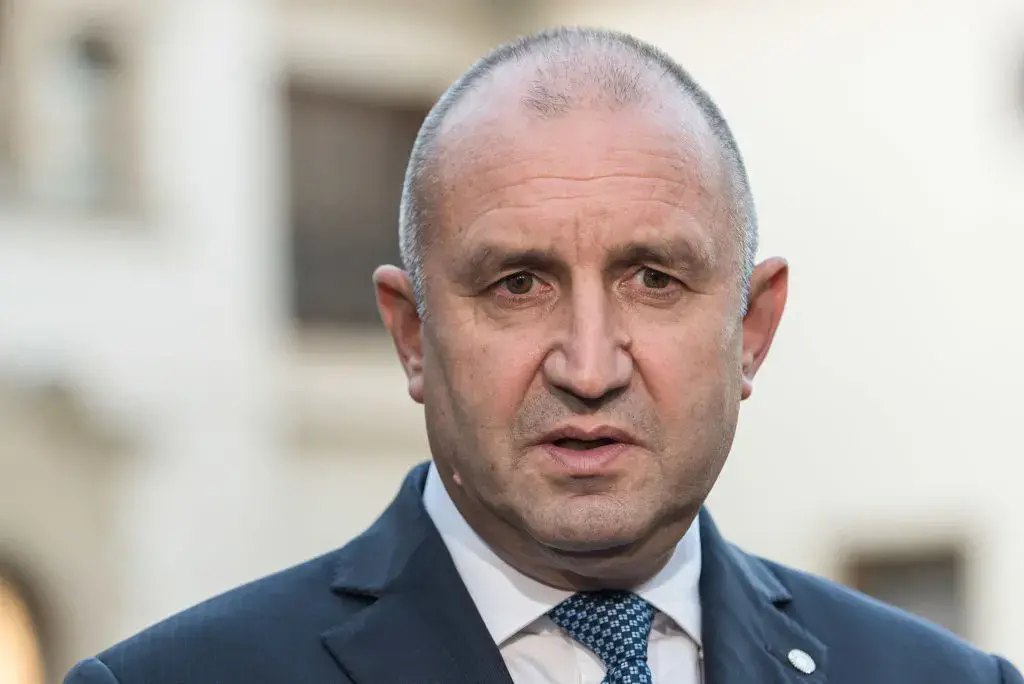 Радев наложи вето на Изборния кодекс и поиска ГЕРБ да не се крие зад "посредници"