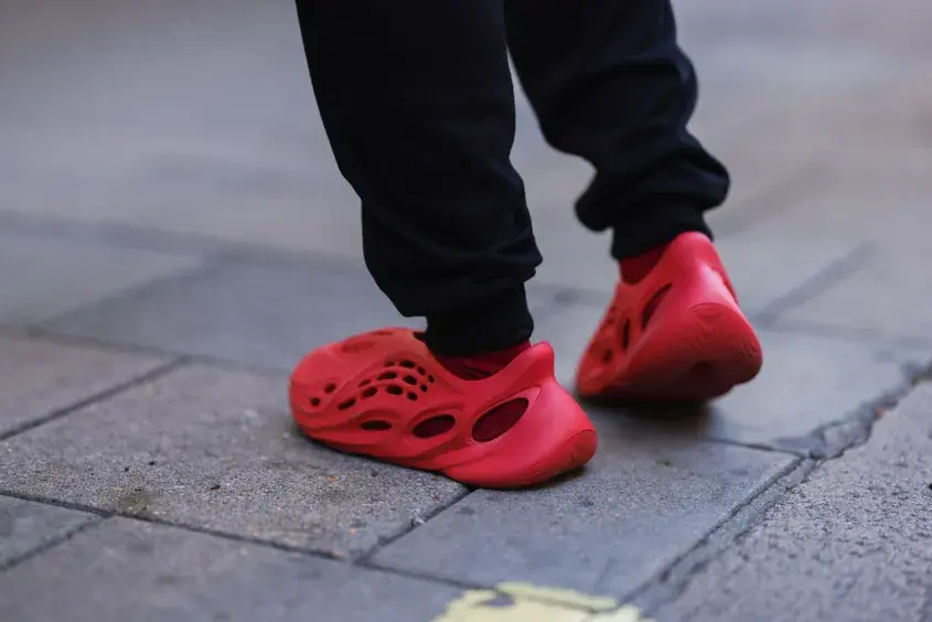 обувки от пяна от партньорството на кание уест и adidas yeezy