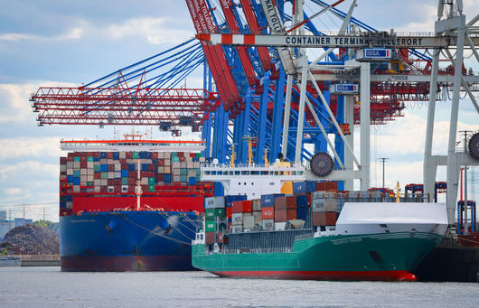 Китай купува дял в пристанище Хамбург чрез сделка, която никой в Германия не харесва