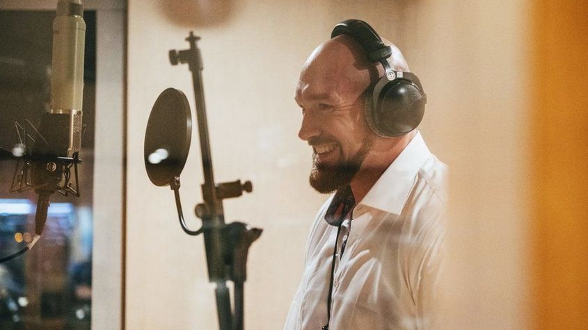 Тайсън Фюри се усмихва в звукозаписното студио