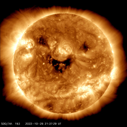 НАСА улови Слънцето "да се усмихва". Но може ли това да бъде опасно?