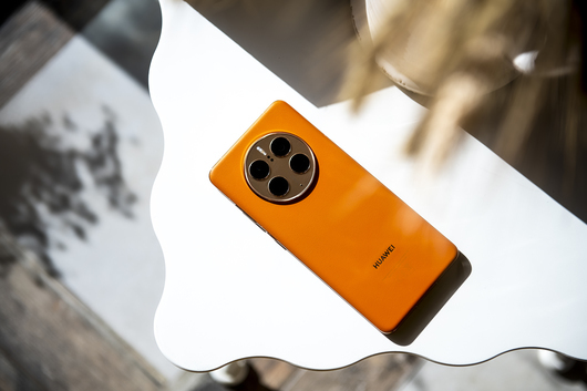 Huawei Mate 50 Pro: Оранжевото е новото черно