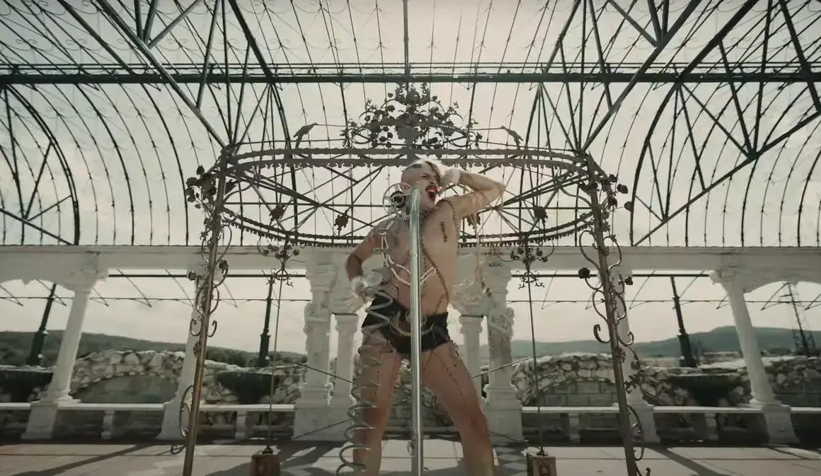 Новият клип на Иво Димчев: Erotic Star в атмосферата на φ1.618