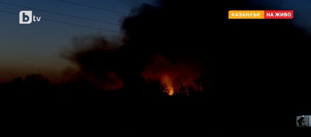 Пореден инцидент в завод "Арсенал: Пожар горя в двора на завода (Обновена)