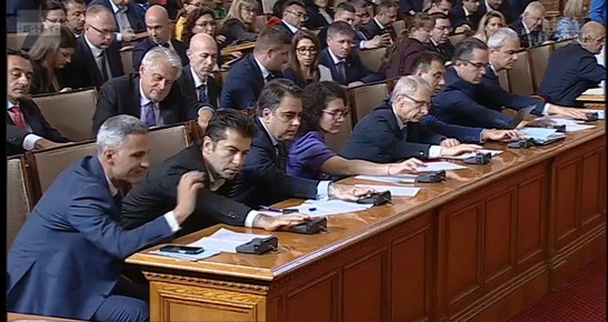 Със 175 гласа "за" депутатите приеха България да изпрати военна помощ за Украйна