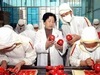 Тао Хуаби и производствен процес във фабриката за хрупкав чили сос