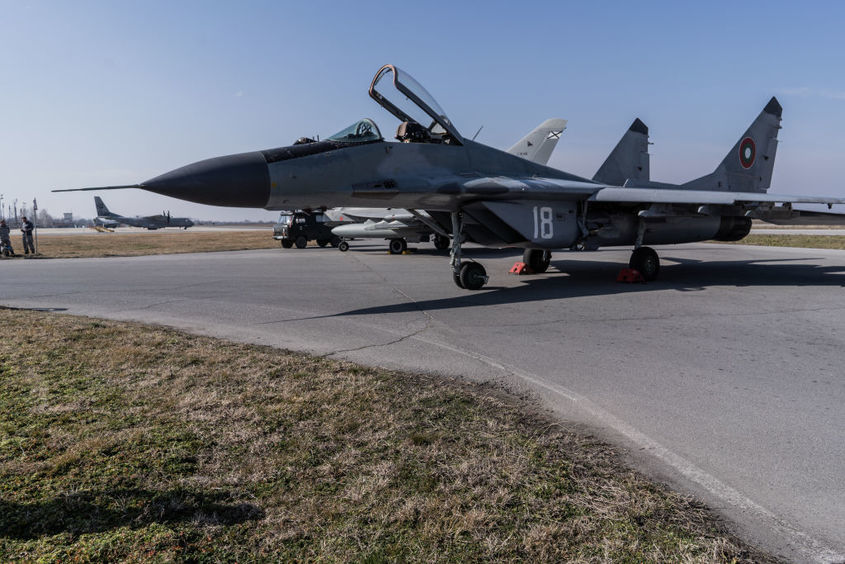 Нидерландия обмисля бартер - дава F-16 срещу МиГ-29 за Украйна. Къде е България?