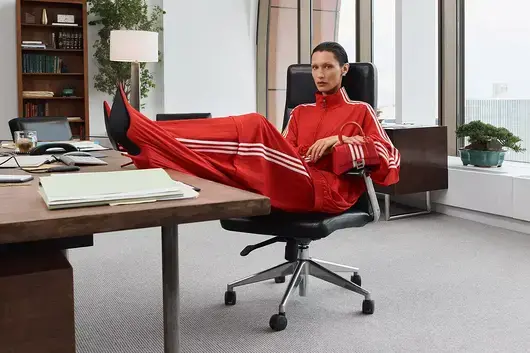 Бела Хадид по анцуг в офиса: Последното "творение" на Adidas и Balenciaga 