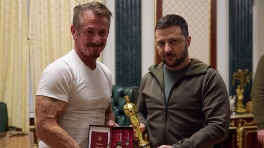 "Оскар" за Зеленски: Шон Пен подари наградата си на украинския президент