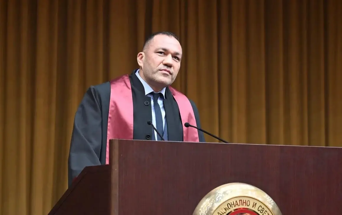 УНСС роди още един висшист. "Кобрата" вече е магистър по политика и бизнес