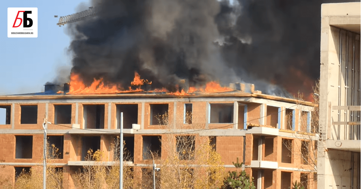 Пожар е избухнал на покрива на новострояща се кооперация на