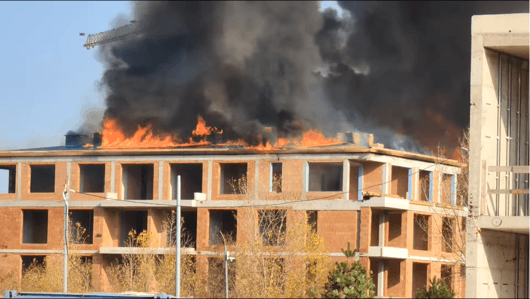 Пожар е избухнал на покрива на новострояща се кооперация на