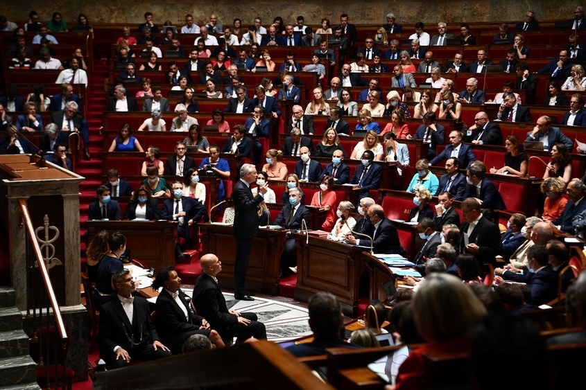Депутатите във Франция задължително трябва да носят сака на пленарните заседания