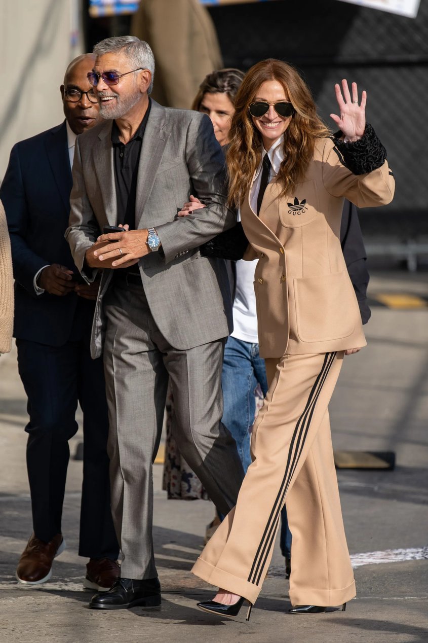 Джулия Робъртс с костюм на adidas x Gucci и Джордж Клуни