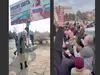 жители на херсон посрещат армията и премахват пропагандни билбордове на русия