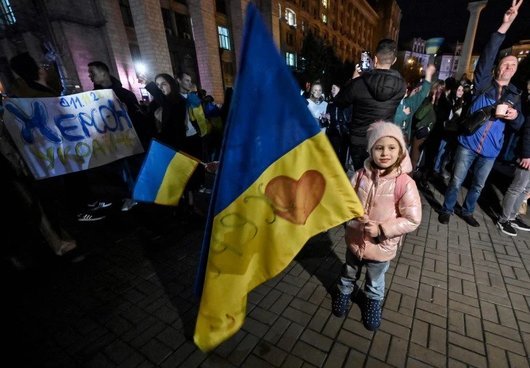 Украинските войски бяха посрещнати в освободения град Херсон от въодушевени