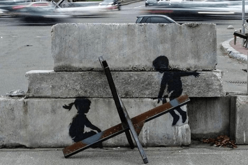 Bansky графит, Украйна Киев, две деца на люлка