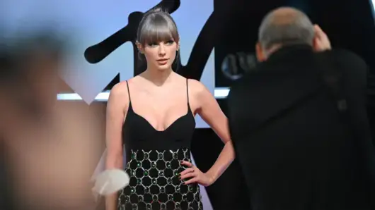 Роклята на Тейлър Суифт за наградите на MTV, вдъхновена от кралица Елизабет II