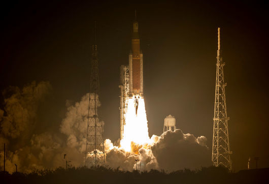 НАСА изстреля най новата си свръхтежка ракета SLS за тестов полет