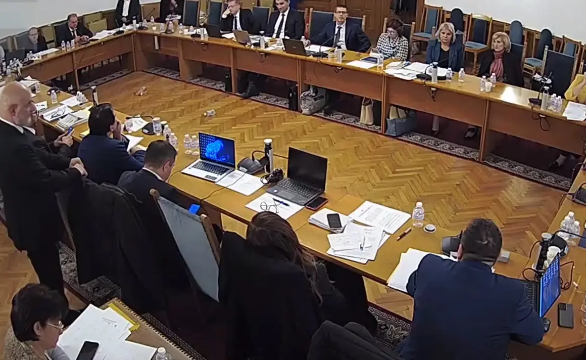 На безпрецедентно заседание ГЕРБ, ДПС и БСП пренаписаха Изборния кодекс и обезличиха машинното гласуване