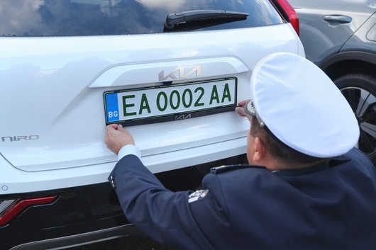 Пътна полиция в София започна да поставя новите зелени номера