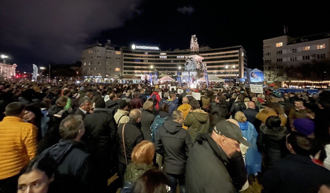 Протестът срещу "хартиената коалиция" се премести пред БНТ