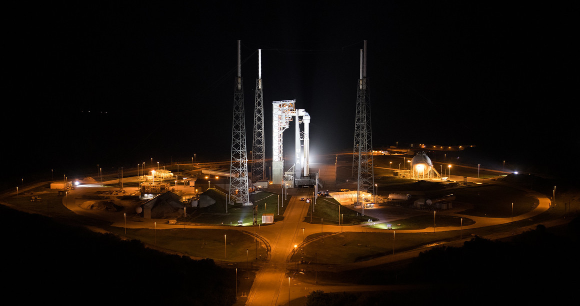 United Launch Alliance Atlas V ракета с Boeing’s CST-100 Starliner на борда, видяна вечерта преди старта.