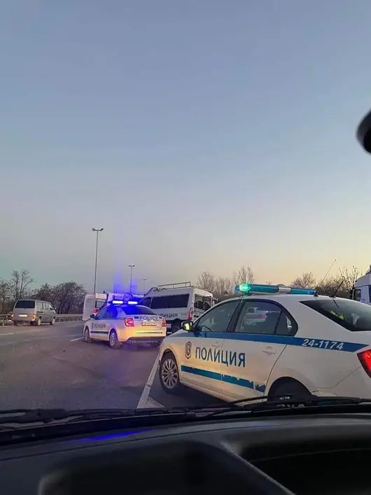 Бус с бежанци катастрофира тежко след гонка с полицията