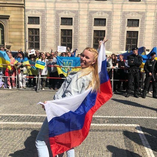 Полицията в Германия разследва рускинята, която се подиграваше на украинците