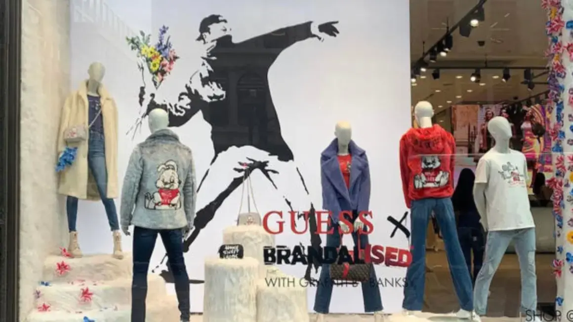 Guess махна витрината с откраднатия графит на Banksy 
