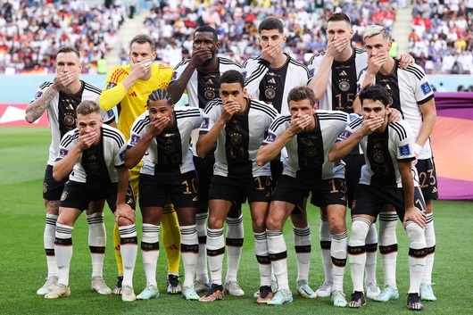Националният отбор на Германия демонстрира недоволството си срещу ФИФА и