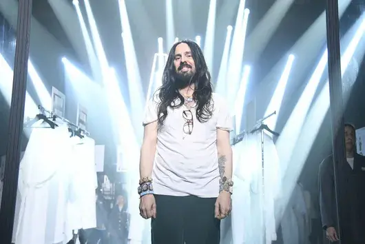 Дизайнерът, който облече Хари Стайлс в рокля, се разделя с Gucci