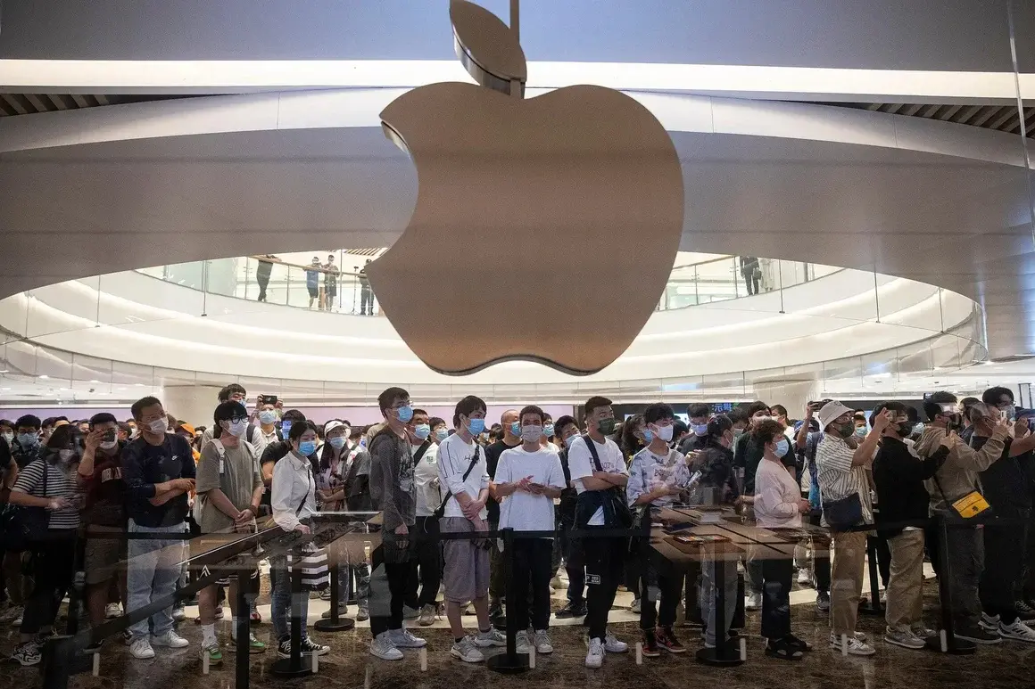 Протест на работници в най-голямата фабрика за iPhone доведе до сериозни проблеми за Apple
