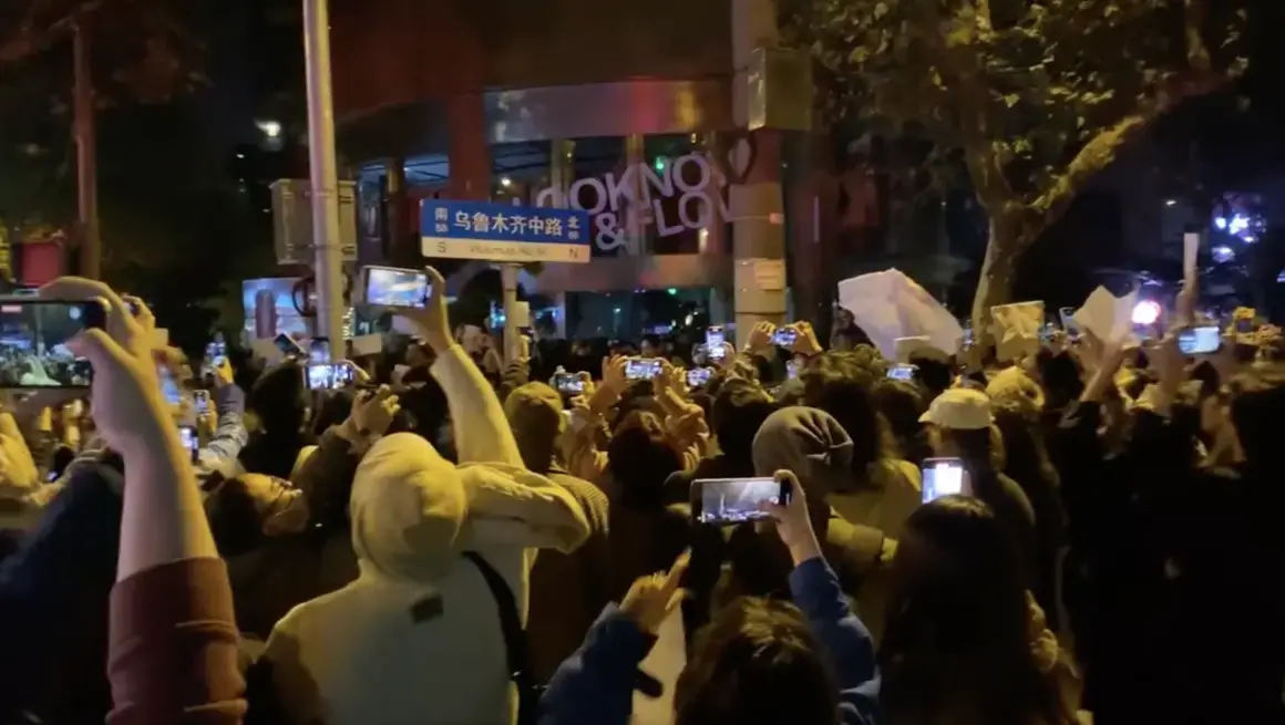 Масови протести в Китай: "Хората гледат футбол и виждат, че по стадионите не носят маски"