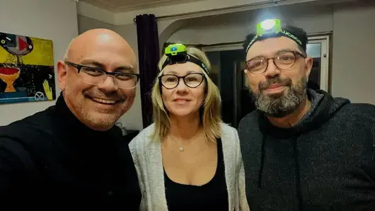 С челник срещу сметките за ток? Как невинен клип прати българско семейство в световните медии