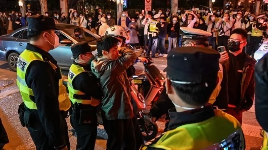 "Революцията на белия лист" в Китай: Сблъсъци с полицията в Шанхай, срив на китайските акции