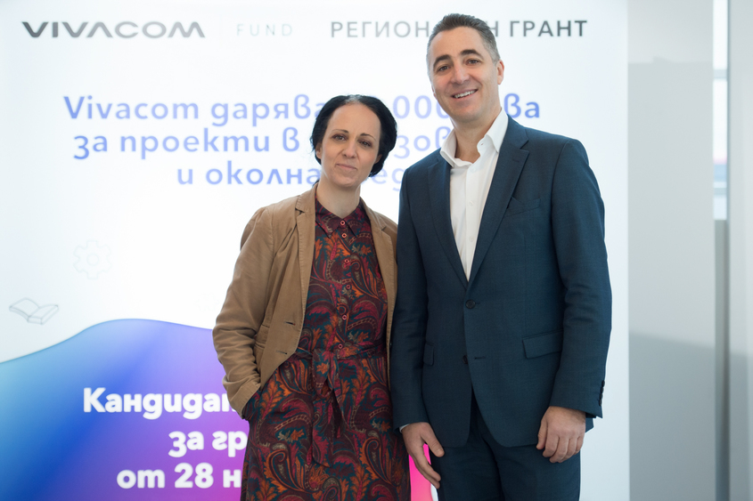 Надя Шабани, директор на БЦНП и Николай Андреев, главен изпълнителен директор на Vivacom - Vivacom регионален грант, конкурс